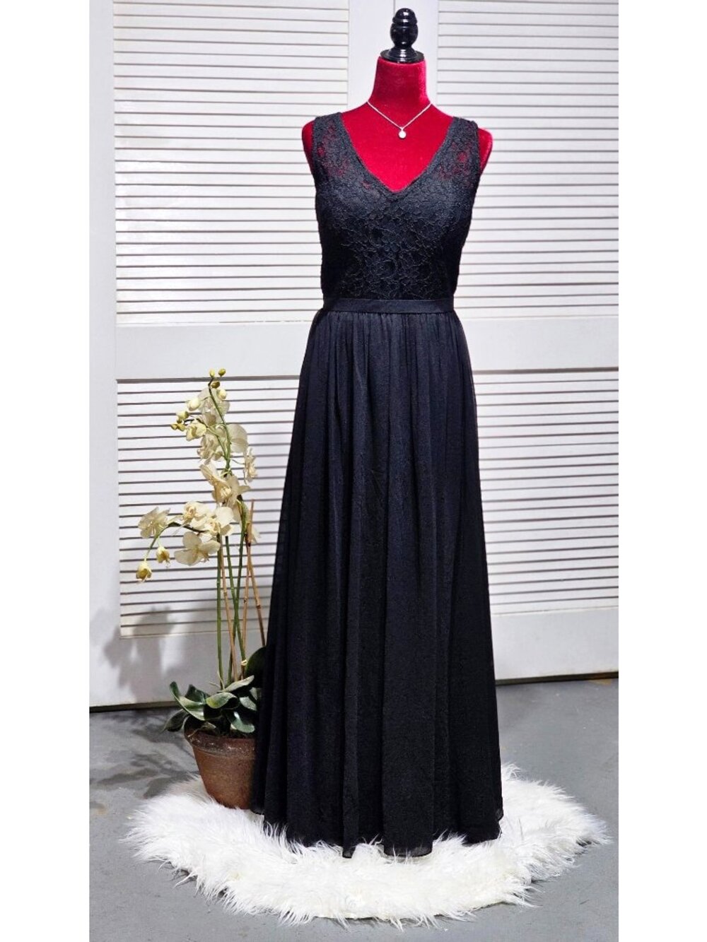 Bill Levkoff Women's Black Lace Formal Maxi Gown Sleeveless V-Neck Size 12 370